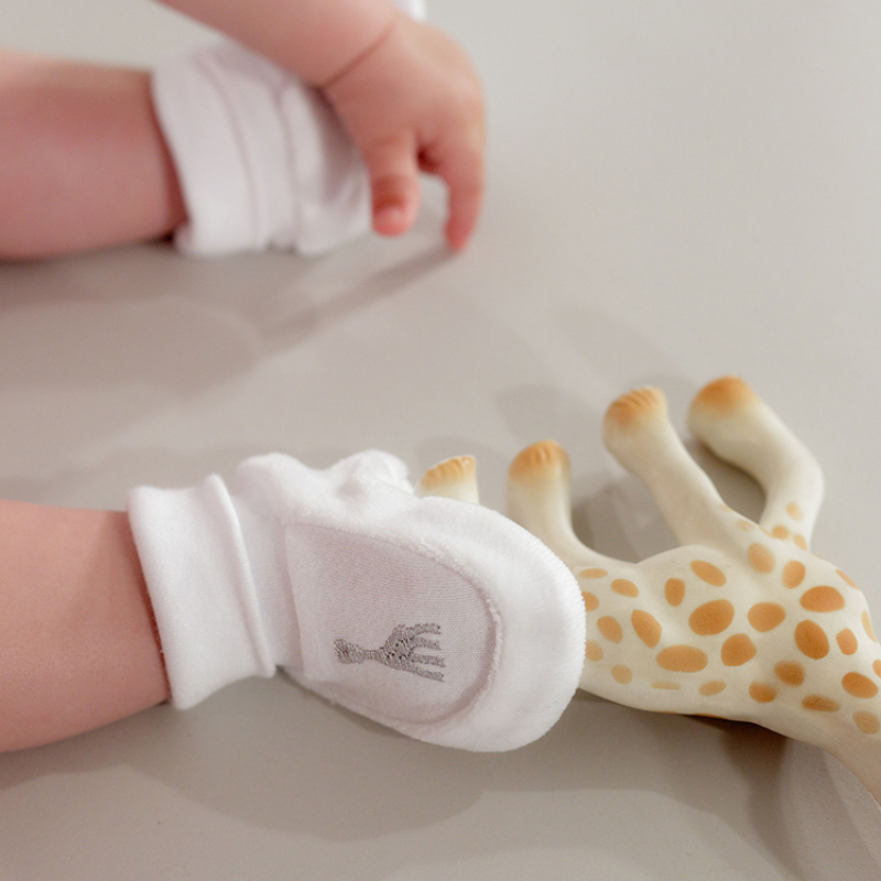 Chaussons de naissance blancs Sophie la girafe (0-1 mois) (Trois Kilos Sept) - Image 2