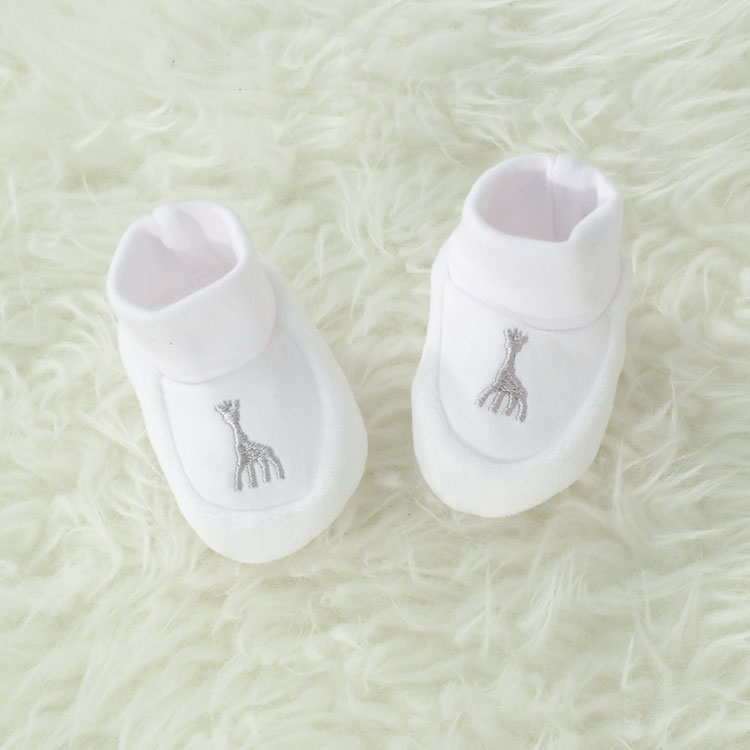 Chaussons de naissance blancs Sophie la girafe (0-1 mois) (Trois Kilos Sept) - Image 3