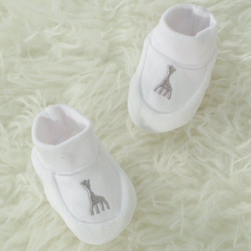 Chaussons de naissance blancs Sophie la girafe (0-1 mois) (Trois Kilos Sept) - Image 4