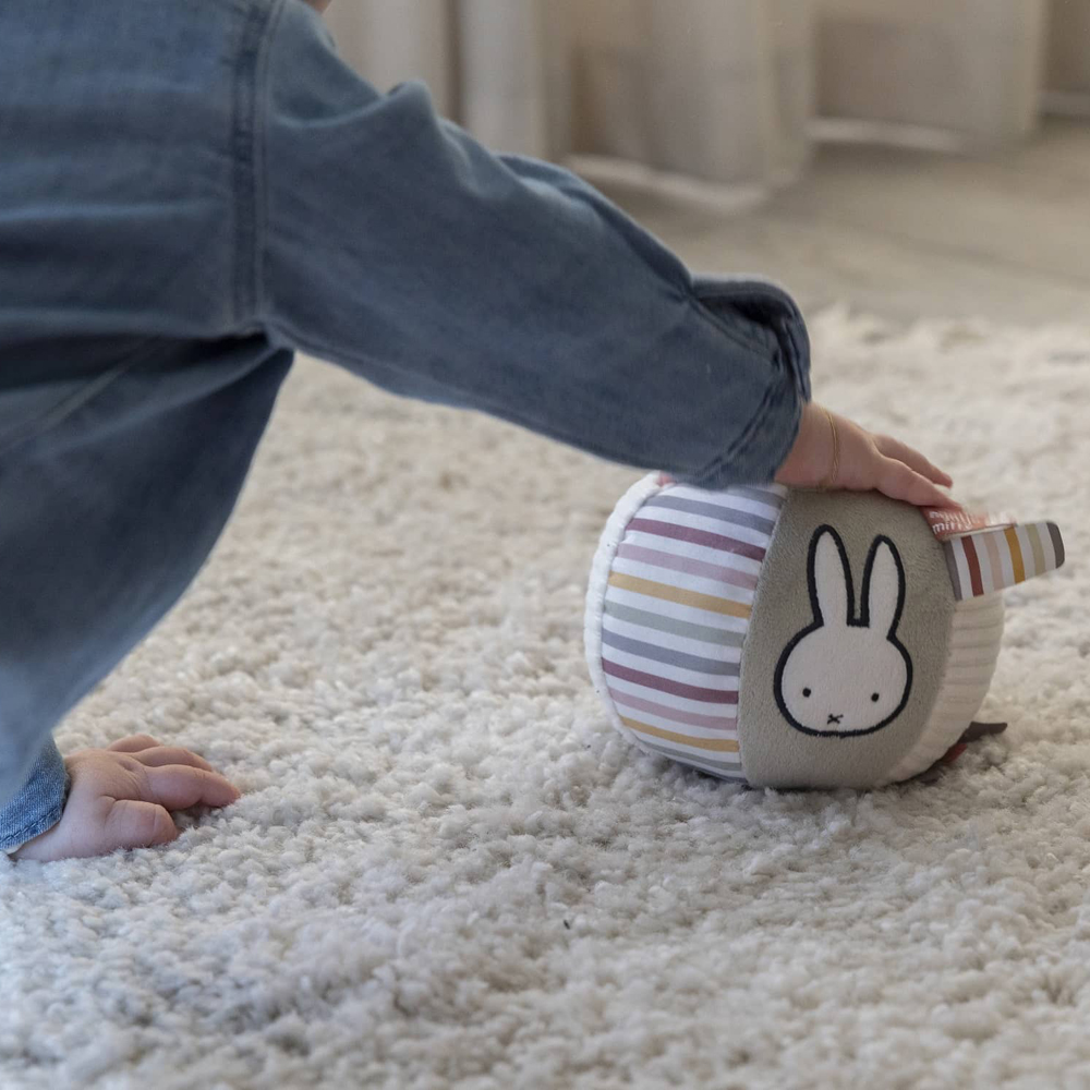 Balle d'activités avec grelot Miffy fluffy rose (Pioupiou et Merveilles) - Image 3